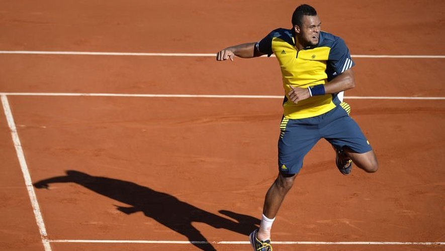 Jo-Wilfried Tsonga célèbre sa victoire contre Roger Federer en quart de finale de Roland-Garros le 4 juin 2013 à Paris