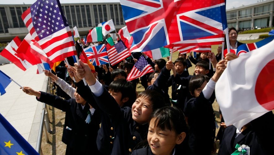 Des écoliers agitent des drapeaux des sept pays du G7, le 11 avril 2016 au  Mémorial de la paix à Hiroshima