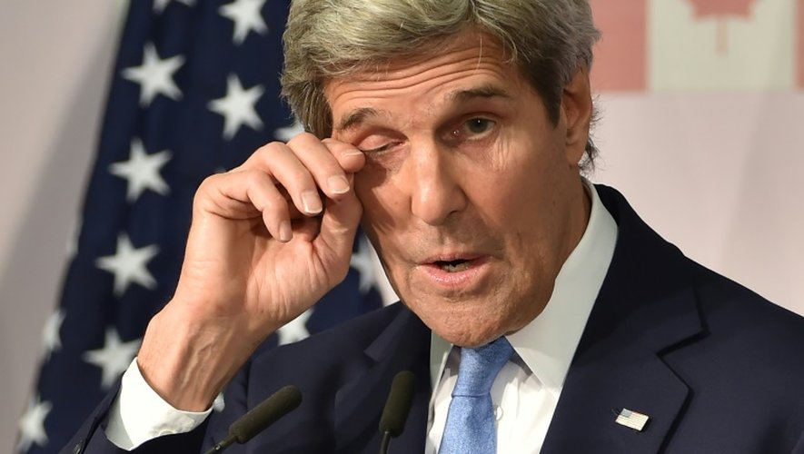 Le secrétaire d'Etat américain John Kerry très ému lors de la visite du mémorial à Hiroshima, le 11 avril 2016