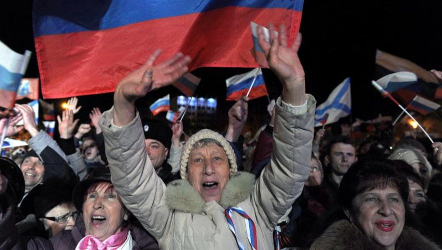 Des habitants de Crimée célèbrent la victoire du oui au référendum le 16 mars 2014 à Sébastopol