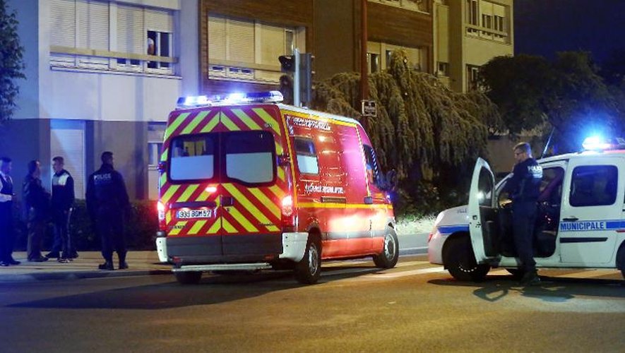 Des véhicules de police municipale et de pompiers dans le quartier où un homme ivre a tiré sur des passants le 30 mai 2015 à Woippy dans la banlieue de Metz
