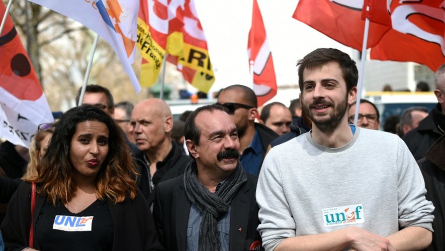 Samia Moktar (UNL) Philippe Martinez (CGT), et William Martinet (UNEF) lors d'une manifestation contre la loi travail le 5 avril 206 à Paris