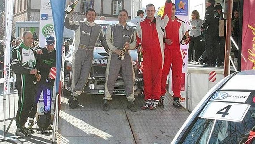 En gris, l’équipage Sébastien Durand - Jean-Michel Da Cunha (au centre) heureux lauréat.