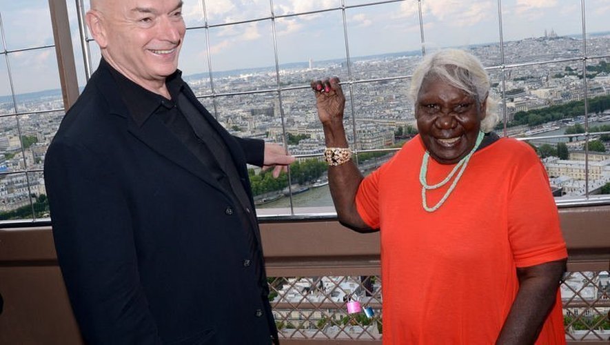 L'artiste aborigène Lena Nyadbi (d) pose à côté de Jean Nouvel, le 6 juin 2013 en haut de la Tour Eiffel à Paris