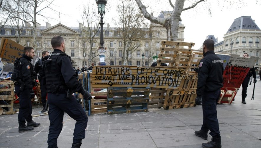 La place de la République après l'évacuation des militants de "Nuit debout" le 11 avril 2016 à Paris