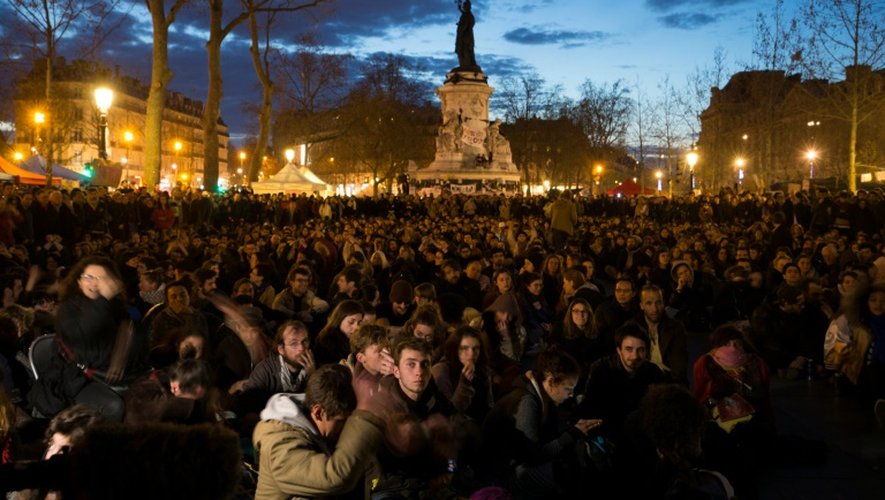 Des participants à la Nuit Debout rassemblés le 10 avril 2016 place de la République à Paris