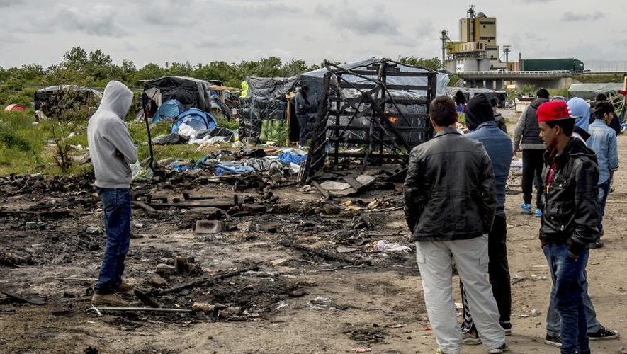Les migrants regardent les habitations incendiées, le 1er juin 2015 à Calais
