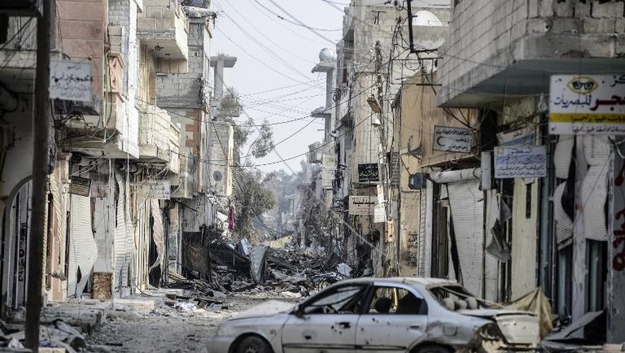 Une rue dans le centre de la ville détruite de Kobane, le 28 janvier 2015 en Syrie