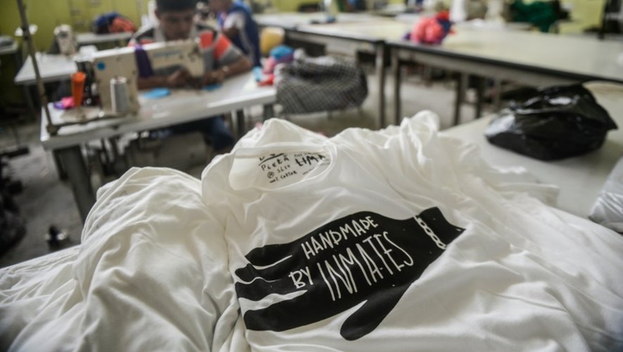 Des vêtements d'une marque haut de gamme fabriqués par détenus péruviens, le 1er mars 2016 à la prison San Pedro à Lima