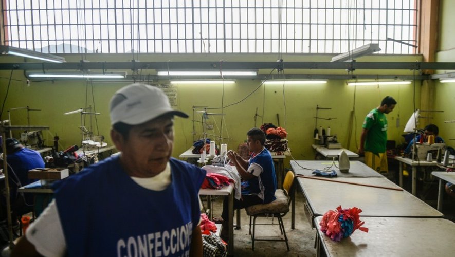 Des vêtements d'une marque haut de gamme fabriqués par détenus péruviens, le 1er mars 2016 à la prison San Pedro à Lima