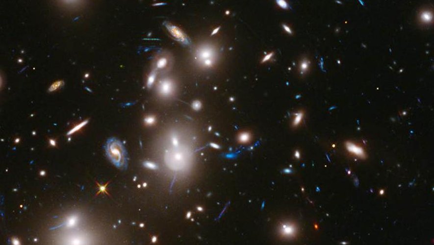 L'amas de galaxies Abell 2744, le plus jeune et lointain jamais observé, vu le 8 janvier 2014 par le téléscope spatial Hubble tel qu'il était il y a 3,5 milliards d'années