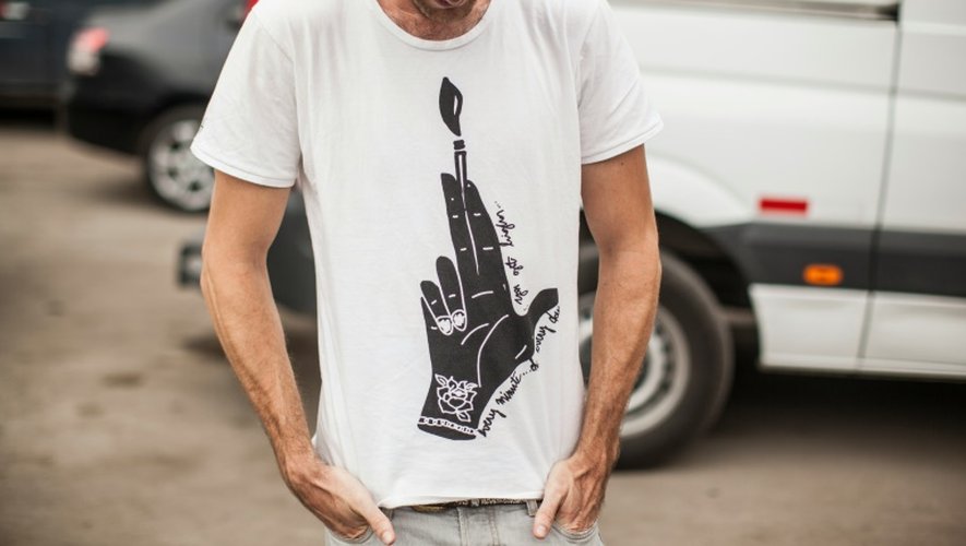 Un détenu présente le 1er mars 2016 un t-shirt de la marque Pieta fabriqué à la prison San Pedro à Lima