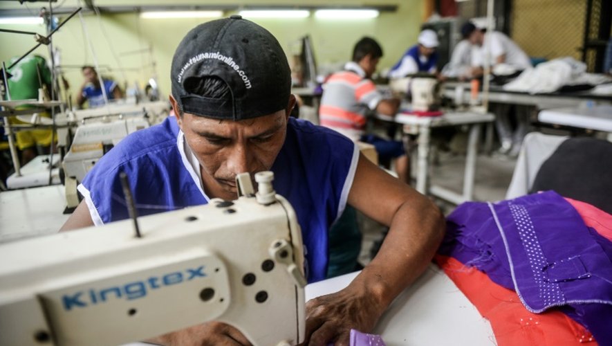 Un détenu fabrique un vêtement de la marque Piera le 1er mars 2016 à la prison San Pedro à Lima