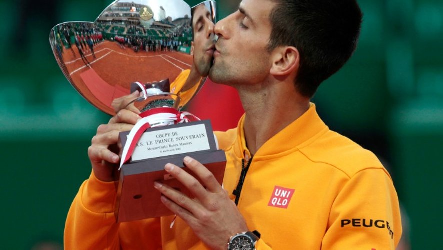 Le Serbe Novak Djokovic embrasse le trophée après sa victoire en finale face au  Tchèque Tomas Berdych au Tournoi de Monte Carlo, le 19 avril 2015