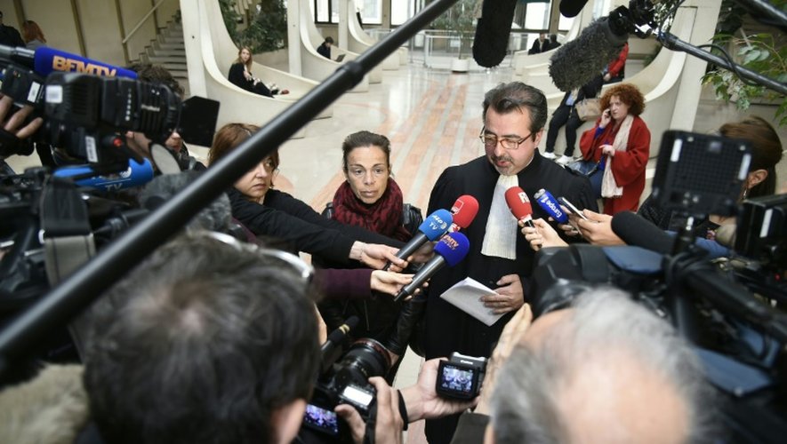 Agnès Saal et son avocat Olivier Morain face aux journalistes le 11 avril 2016 au palais de justice de Créteil