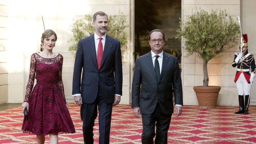 La reine Letizia, le roi Felipe VI d'Espagne et le président François Hollande à l'Elysée, le 2 juin 2015 à Paris