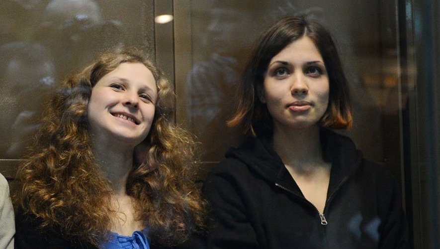 Maria Alyokhina (g) et Nadezhda Tolokonnikova des Pussy Riot, emprisonnées depuis février 2012 à Moscou