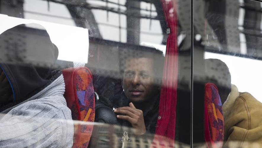 Des Africains dans un bus après l'évacuation du campement de migrants de La Chapelle le 2 juin 2015 à Paris