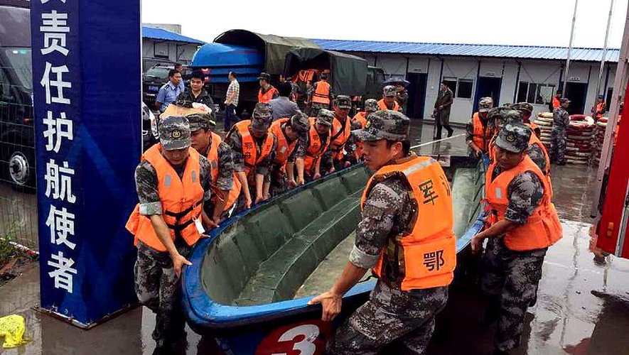 Des secouristes partent à la recherche de survivants au naufrage d'un navire sur le fleuve Yangtsé près de Jianli dans la province chinoise de Hubei le 2 juin 2015