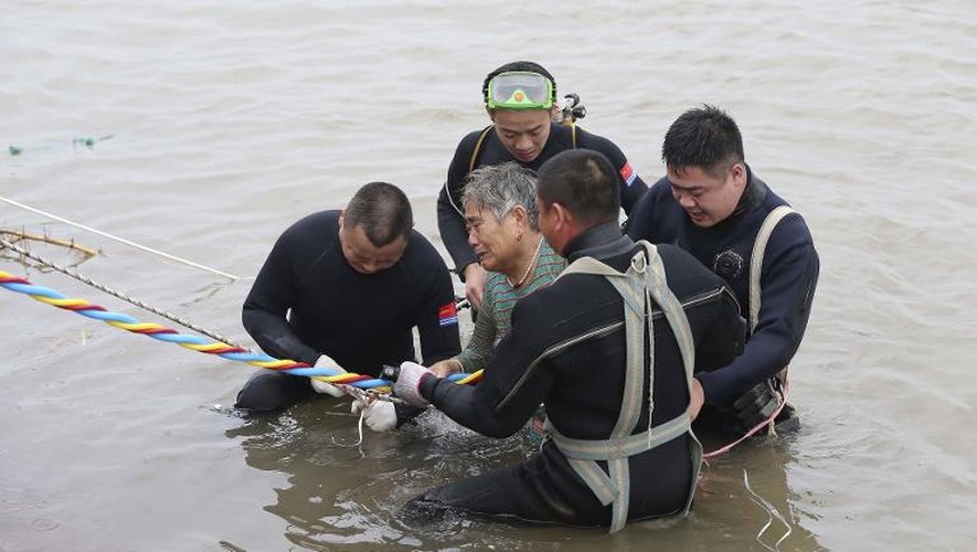 Un survivant du naufrage du navire de croisière "Etoile de l'Orient" est secouru sur le Yangtsé, à Jianli, le 2 juin 2015