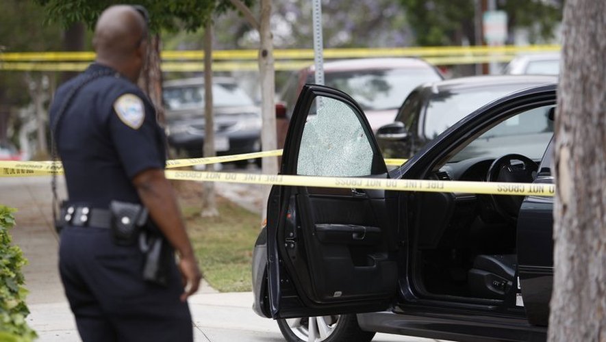 Un officier de police sur les lieux d'une fusillade, le 7 juin 2013 à Santa Monica, près de Los Angeles