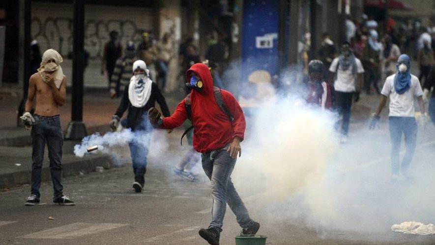 Des Manifestants antigouvernementaux affrontent la police dans les rues de Caracas, le 16 mars 2014