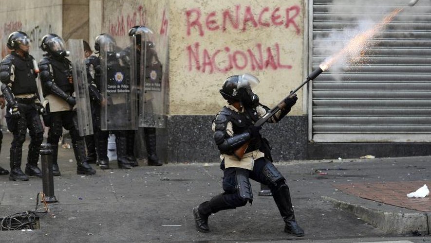 Des policiers anti-émeutes face aux manifestants antigouvernementaux dans les rues de Caracas, le 15 mars 2014