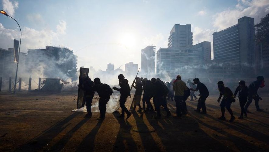 Des Manifestants antigouvernementaux affrontent la police dans les rues de Caracas, le 16 mars 2014
