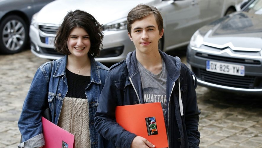 Zoia Guschlbaeur et Alex Pellier (FIDL) à leur arrivée le 11 avril 2016 à Matignon à Paris