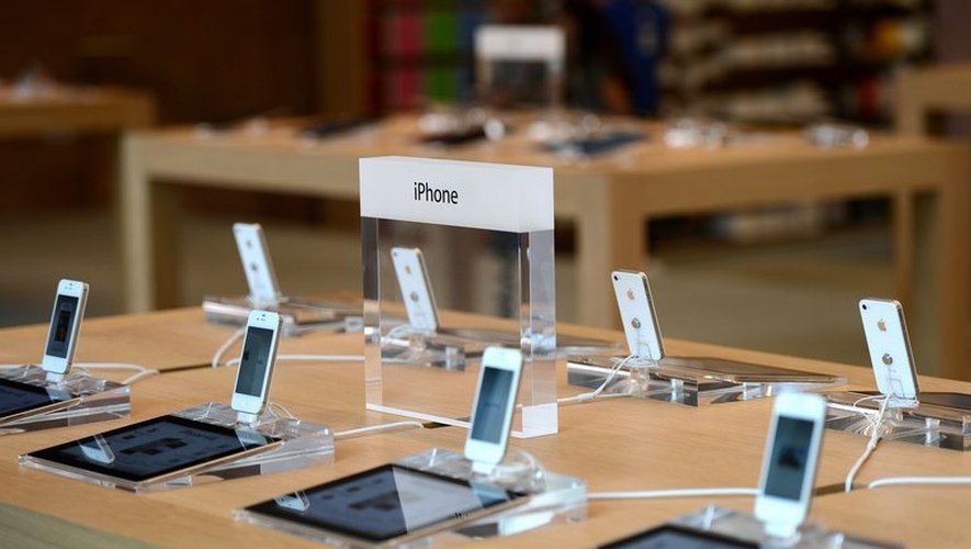 Des iPhones et des tablettes dans une boutique Apple