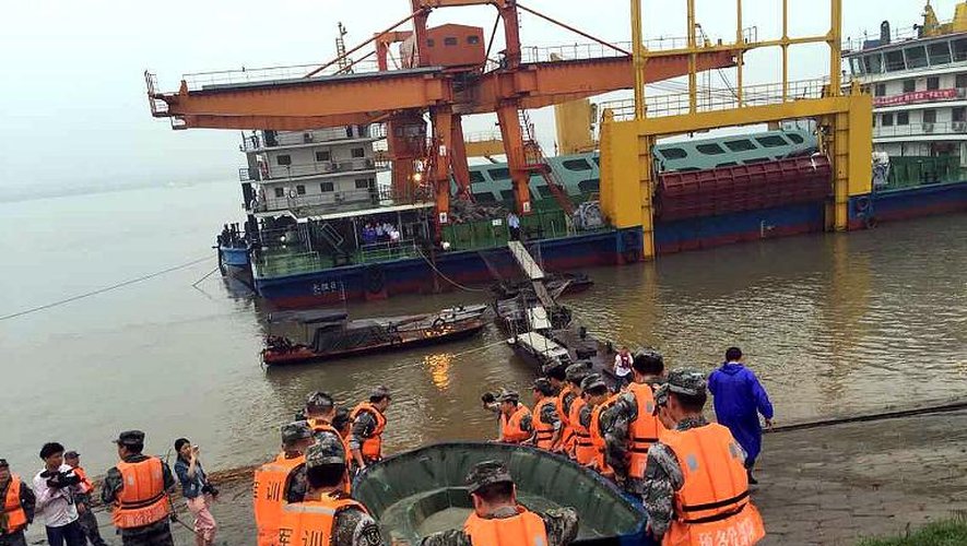 Des secouristes à la recherche de survivants aporès le naufrage d'un navire le 2 juin 2015 sur le fleuve Yangtsé