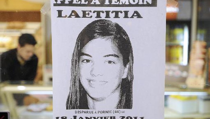 L'appel à témoin concernant la disparition de Laetitia Perrais affiché le 22 janvier 2011 sur la porte d'une boulangerie de Porn
