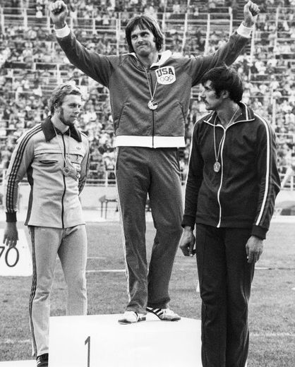 Bruce Jenner (c), le 3 juillet 1976 aux Jeux olympiques de Montréal gagne la médaille d'or dans la discipline du décathlon