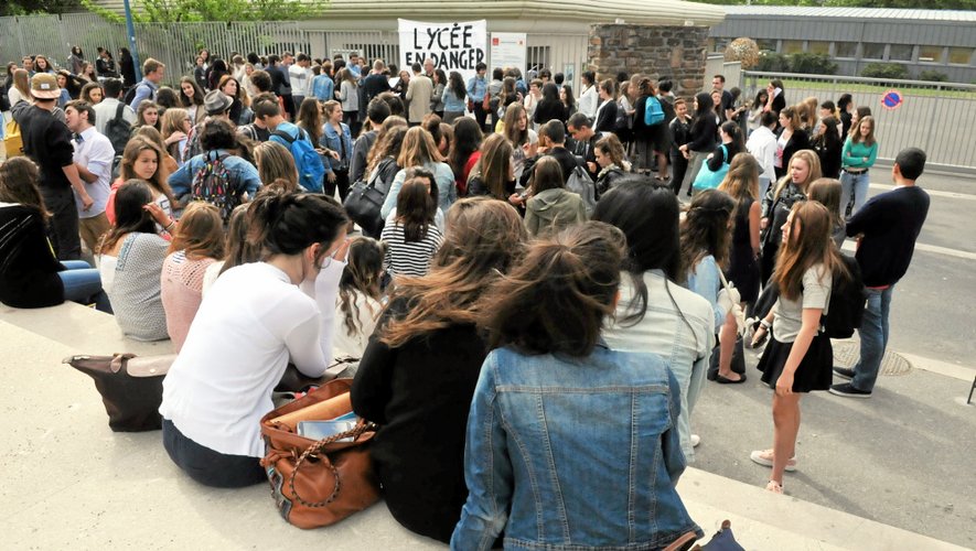 Enseignants et élèves du lycée Foch mobilisés devant l’établissement.
