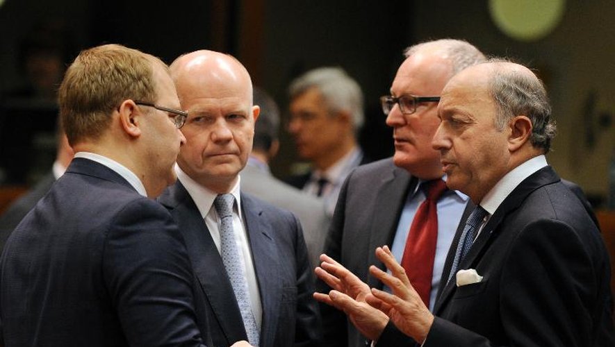 Les ministres des Affaires étrangères, l'Esthonien Urmas Paet, le Britannique William Hague, le Néerlandais Frans Timmermans et le Français Laurent Fabius, réunis le 17 mars 2014 à Bruxelles sur l'Ukraine