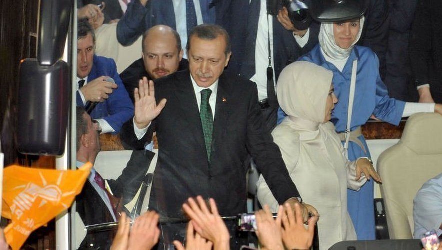 Le Premier ministre turc Recep Tayyip Erdogan ovationné à l'aéroport international Ataturk d'Istanbul le 7 juin 2013