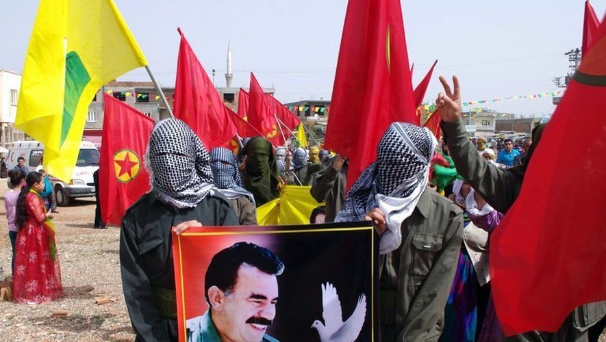 Des rebelles kurdes portent un portrait de leur leader Öcalan, à l'occasion de l'anniversaire de ce dernier, le 4 avril 2013 à Urfa, dans le sud-est de la Turquie