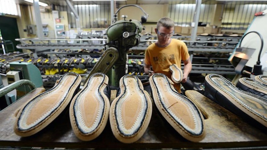 Fabrication de chaussures paraboot le 3 juin 2013 à Tullins