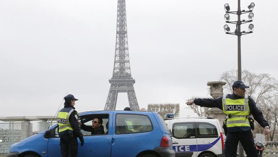 Des policiers contrôlent une voiture à Paris le 17 mars 2015, jour où a été mise en place la circulation alternée pour lutter contre la pollution