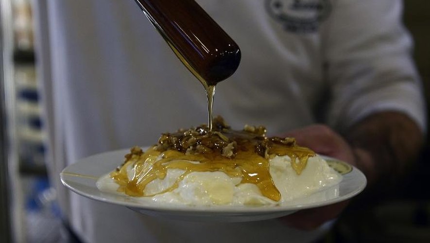 Yaourt grec parfumé de miel et de noix servi au milk bar Stani ("bergerie") d'Athènes, le plus ancien de la capitale grecque. Photo du 4 mars 2014