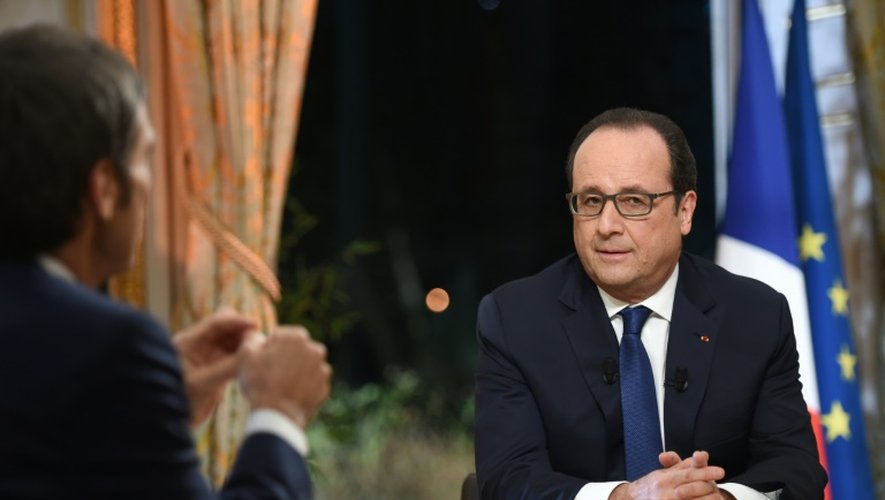François Hollande et le journaliste David Pujadas (g), lors d'une émission diffusée sur TF1 et France 2 le 11 février 2016 en direct de l'Elysée à Paris