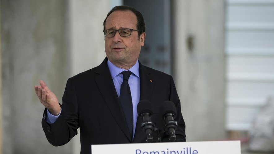 François Hollande lors de la visite d'un chantier à Romainville, en région parisienne, le 8 avril 2016