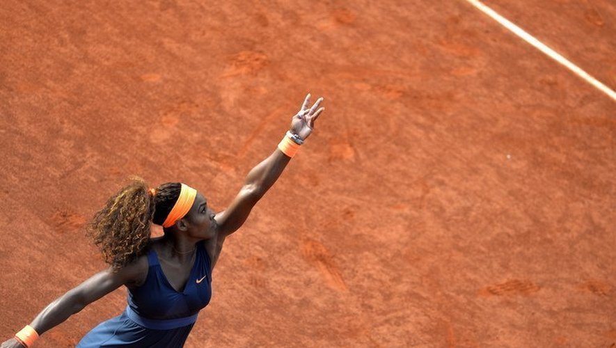 L'Américaine Serena Williams au service, en demi-finales à Roland-Garros, le 6 juin 2013.