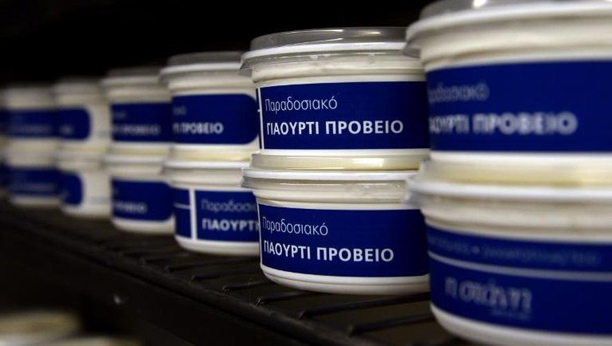Des pots de yaourt de brebis alignés sur un rayon au "milk bar" "Strani à Athènes, le 4 mars 2014