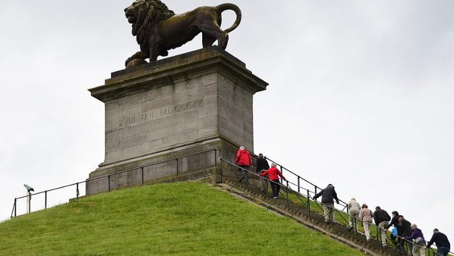 Des visiteurs grimpent à La Butte du Lion à Waterloo, le 1er juin 2015