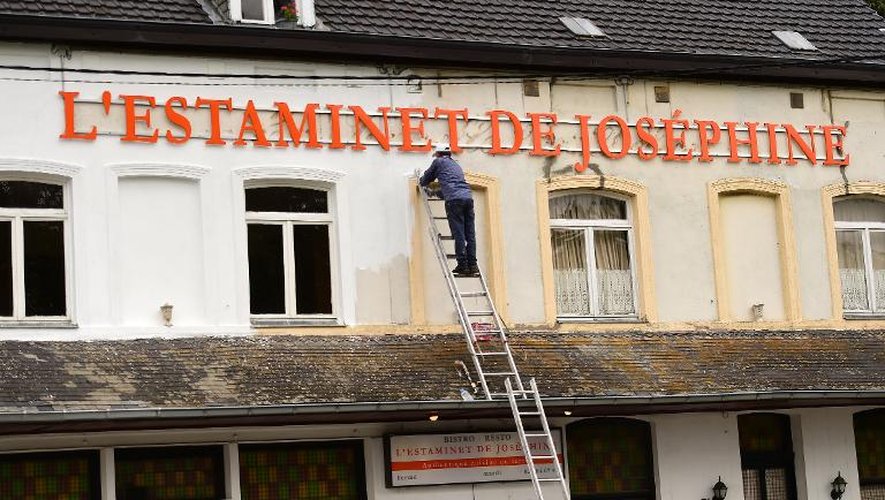 Un travailleurs repeint la façade d'un restaurant portant le nom de l'épouse de Napoléon, Joséphine, à la La Butte du Lion à Waterloo