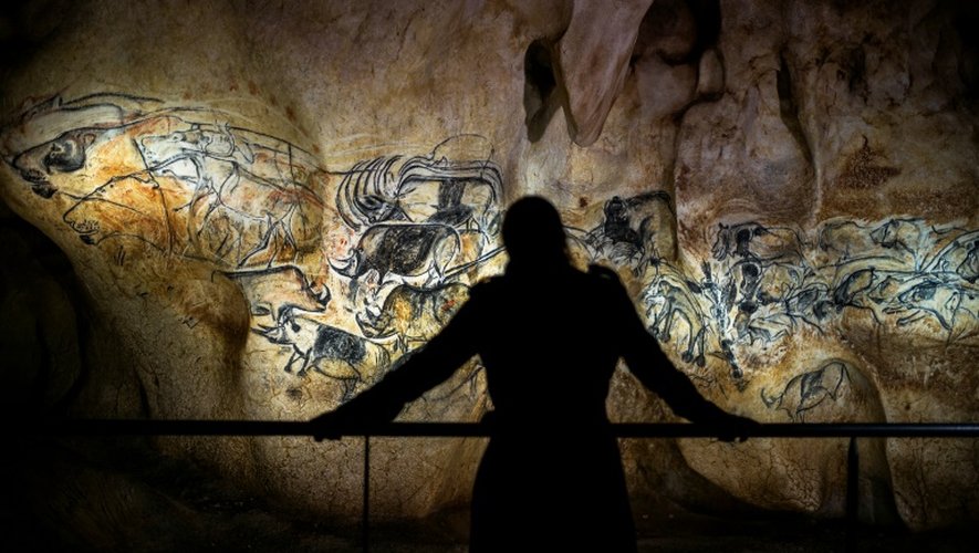 Une personne observe une reproduction à taille réelle des fresques de la grotte Chauvet, à Vallon Pont d'Arc le 8 avril 2015