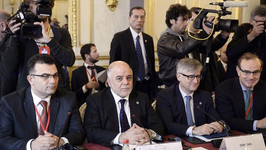 Le Premier ministre irakien Haider al-Abadi (c) et des membres de la coalition anti-EI à Paris, le 2 juin 2015