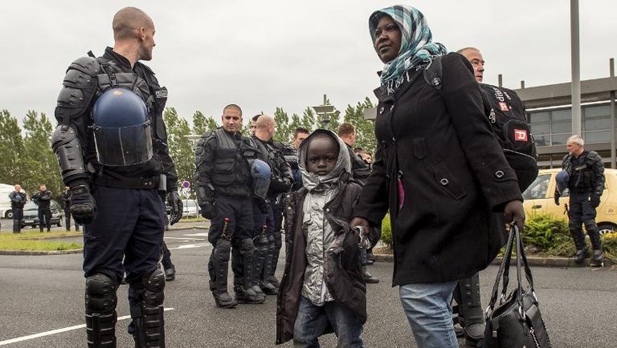 Des gendarmes français évacuent des migrants près de Calais, le 2 juin 2015