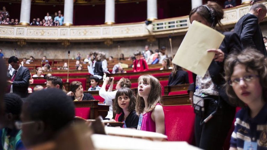 Des écoliers à l'Assemblée nationale le 8 juin 2013 à Paris